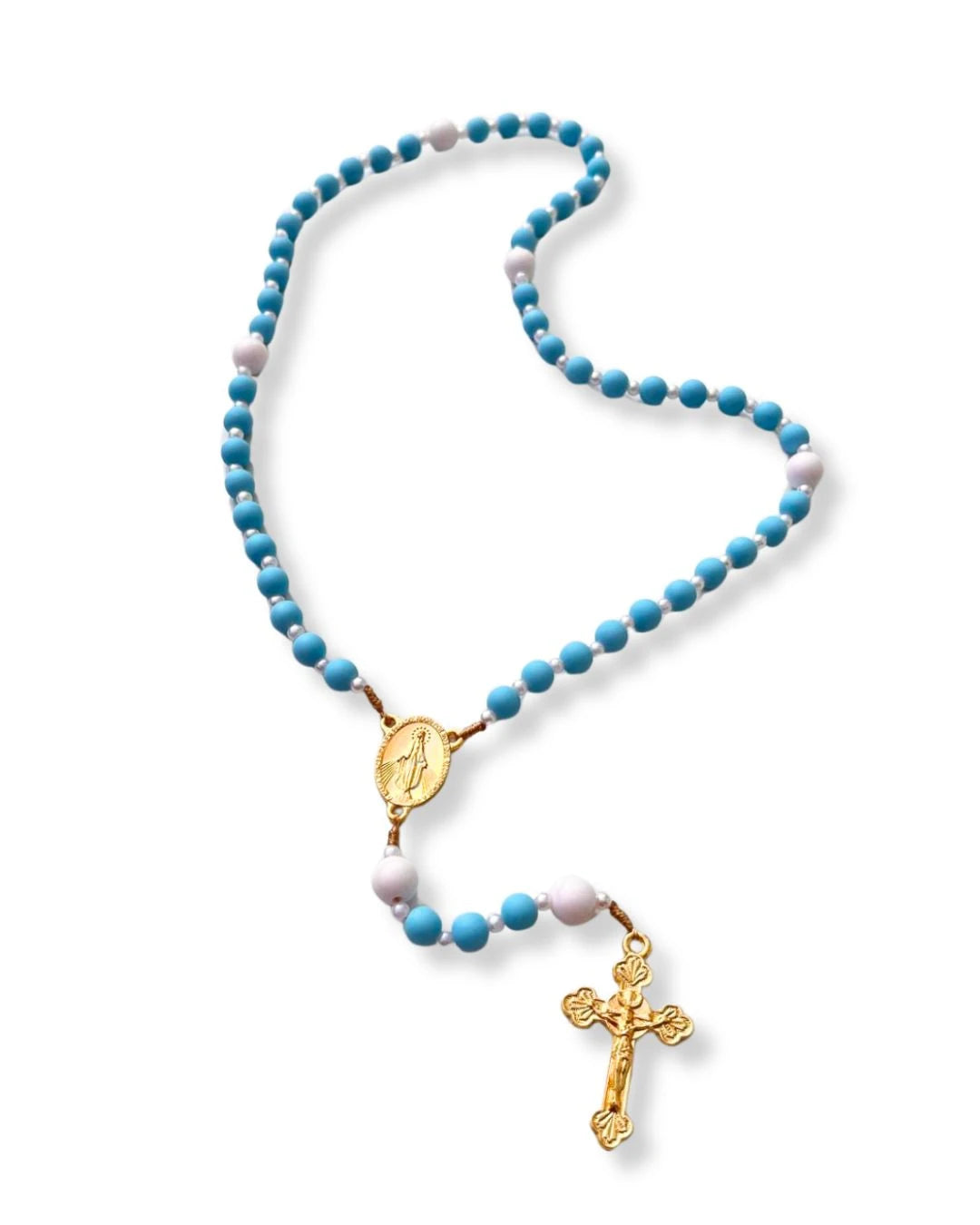 Terço católico de Nossa Senhora das Graças, confeccionado com contas emborrachadas azul-turquesa e branco, entremeadas por mini-esferas peroladas. Produto fotografado em formato sinuoso sobre fundo branco.