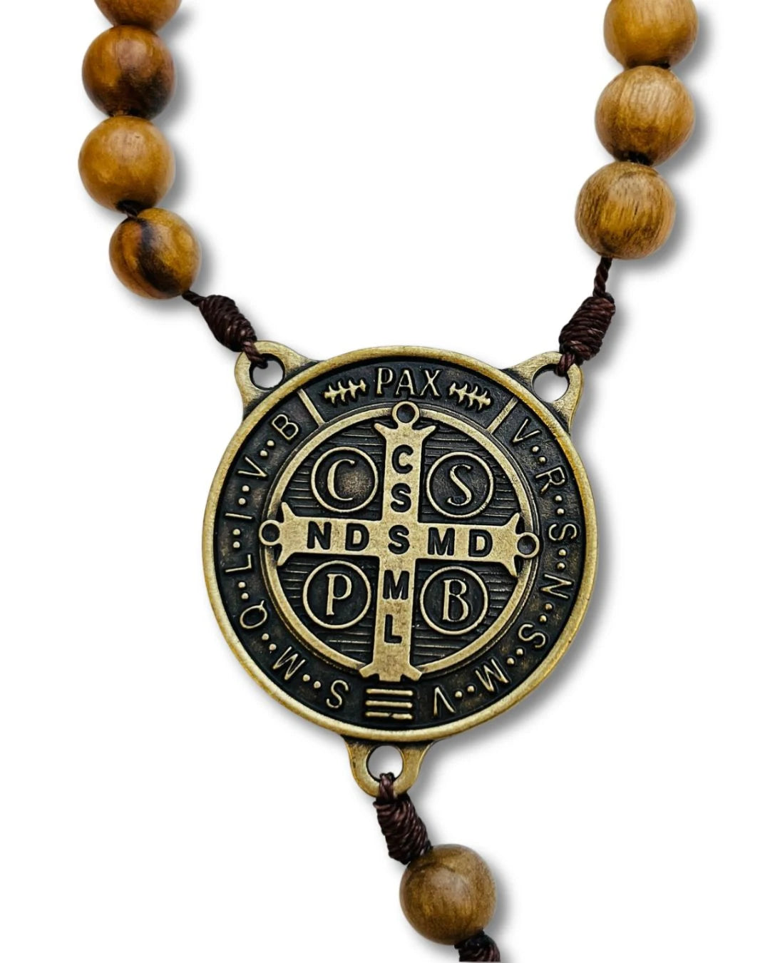 Imagem do verso da tradicional medalha de São Bento com cruz e siglas latinas: CSSML, NDSMD, significando proteção contra tentações e influências malignas. Contas de madeira Imbuia.