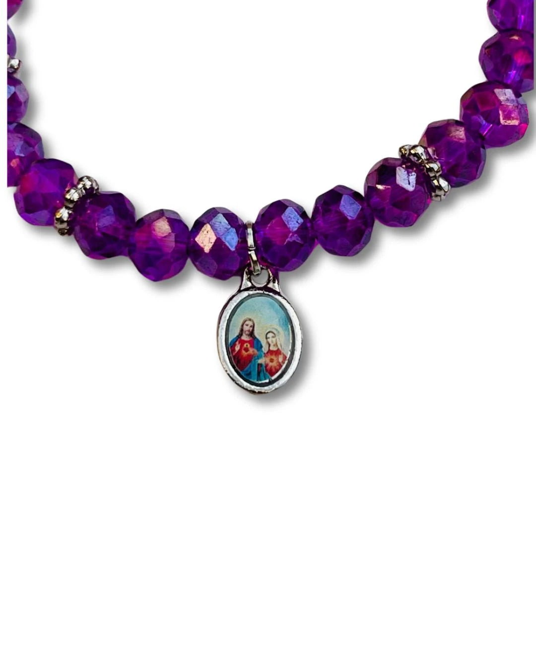 Detalhe da pulseira de cristais roxos com medalha católica do Sagrado Coração de Jesus e Maria – imagem em close das contas facetadas e acabamento prateado com brilho. 