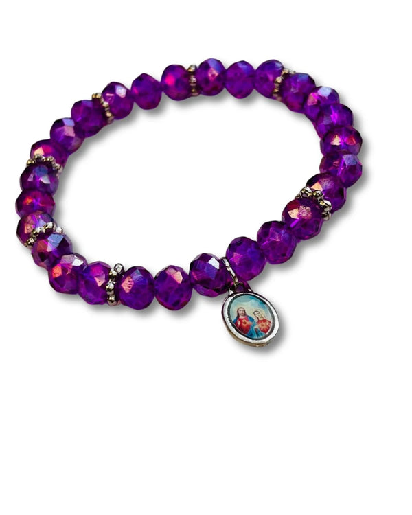 Pulseira de cristal roxa com brilho intenso e medalha do Sagrado Coração de Jesus e Maria – acessório religioso elegante e espiritual com contas facetadas roxas.
