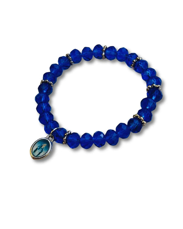 Pulseira de cristal azul com medalha de Nossa Senhora das Graças, apresentada em perspectiva diagonal.