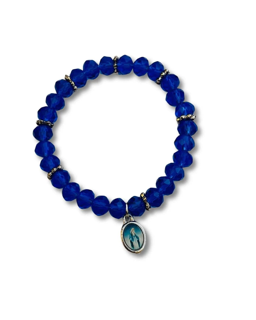 Pulseira de cristal azul com medalha de Nossa Senhora das Graças, exibida em visão superior. As contas facetadas em azul intenso e os espaçadores prateados realçam a sofisticação do acessório religioso.