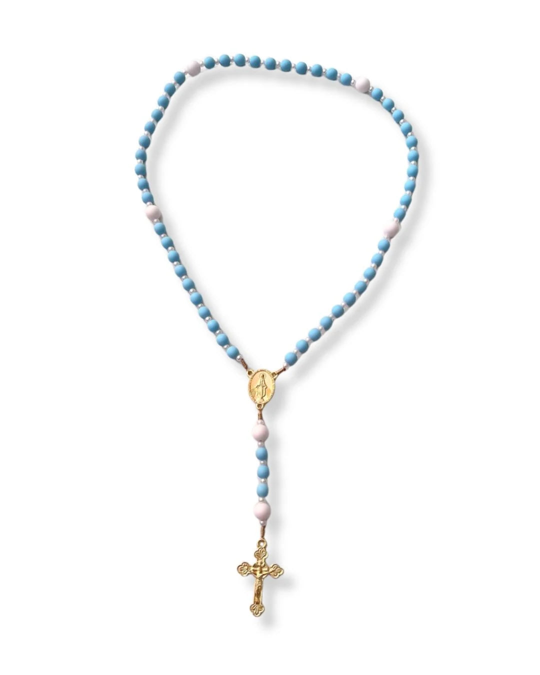 Terço de Nossa Senhora das Graças, modelo tradicional com contas azuis e brancas, medalha dourada oval e crucifixo dourado com acabamento delicado. Apresentado em formato circular sobre fundo branco.